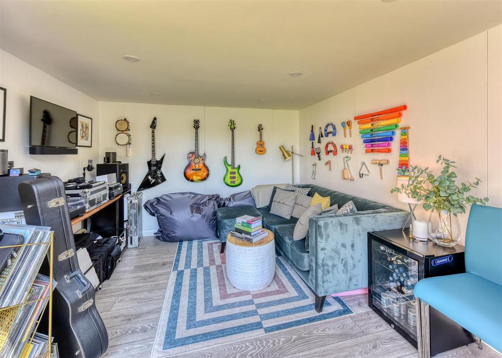30 Anvil Close-garden room1.jpg