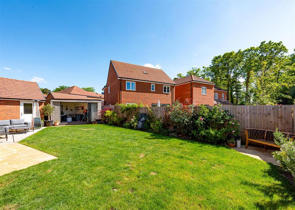 30 Anvil Close-external2.jpg