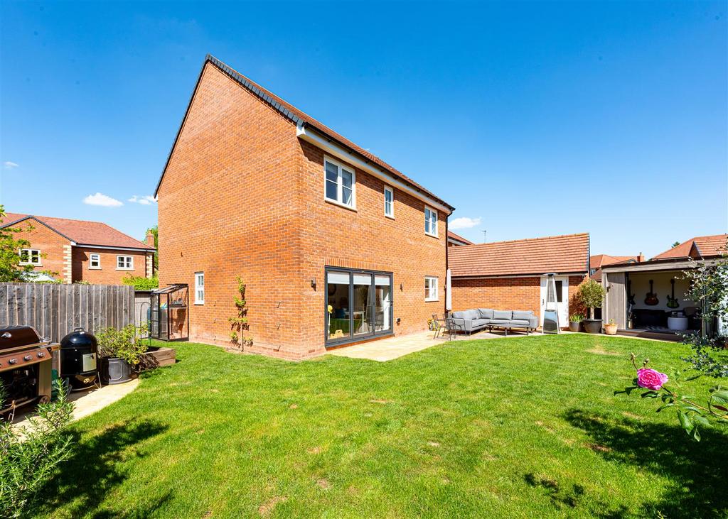 30 Anvil Close-external3.jpg
