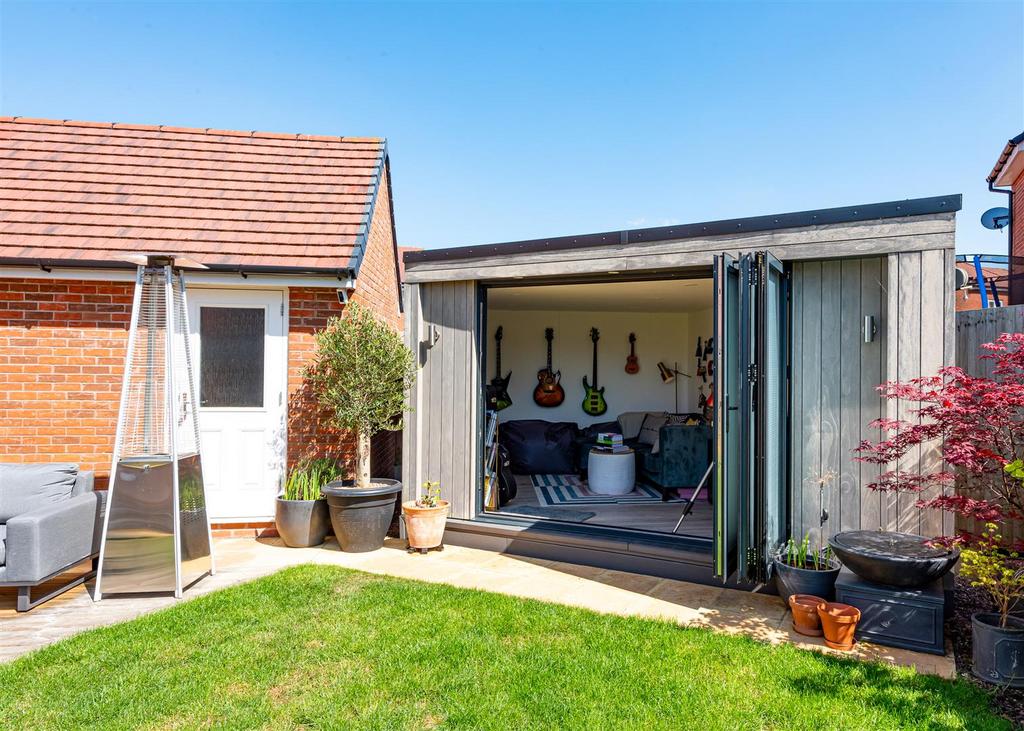 30 Anvil Close-external4.jpg