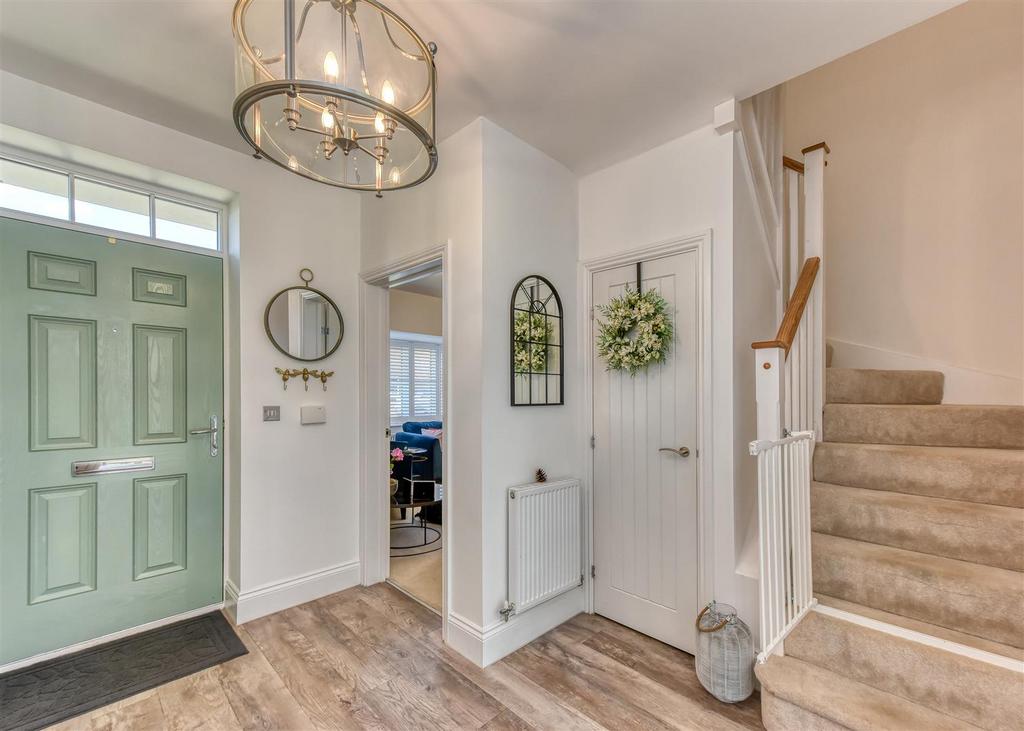 30 Anvil Close-hall.jpg