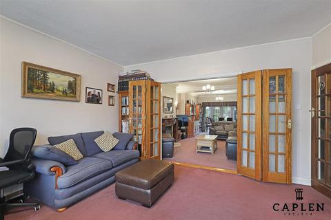 3 bedroom end of terrace house for sale, Greenleafe Drive, Barkingside