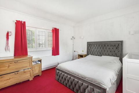 204 Kneller Road, Twickenham, TW2 7EF