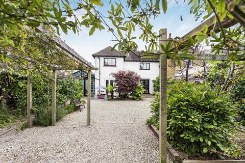 204 Kneller Road, Twickenham, TW2 7EF