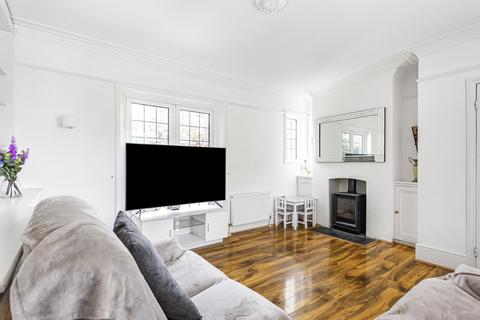 204 Kneller Road, Twickenham, TW2 7EF