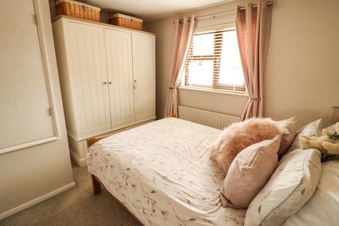 27 Mansard Close, Hornchurch, RM12 4HS