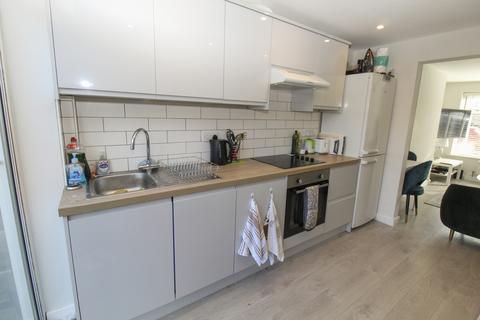 4 bedroom semi-detached house to rent, St. Anns Close, Burley, Leeds, LS4