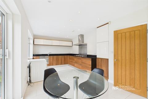42 Mansfield Road, Chessington, KT9 2PN