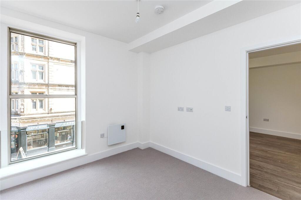 Bright and clean double bedroom featuring a lar...