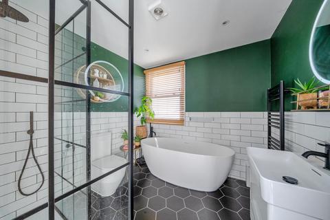 17 Agraria Road, Guildford, GU2 4LE