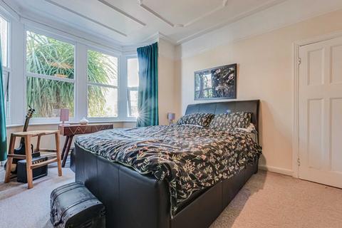 2 bedroom apartment for sale, Ramuz Drive, Westcliff-on-sea, SS0