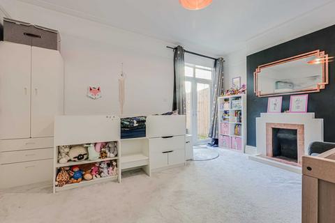 2 bedroom apartment for sale, Ramuz Drive, Westcliff-on-sea, SS0