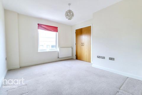 1 bedroom apartment for sale, Crown Drive, Romford