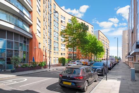 3 bedroom flat for sale, Blackwall Way, London, E14