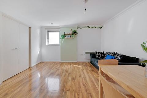 3 bedroom flat for sale, Blackwall Way, London, E14