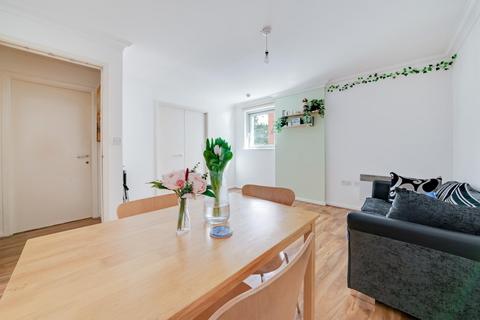 3 bedroom flat for sale, Blackwall Way, London, E14