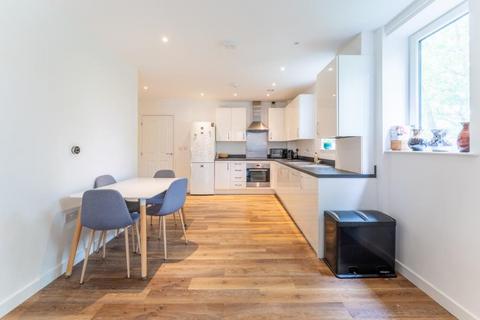 2 bedroom flat for sale, Colannade Gardens, W3