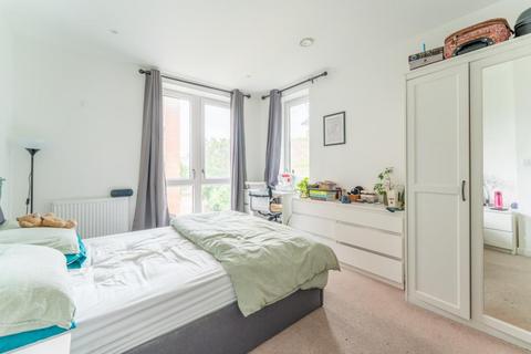 2 bedroom flat for sale, Colannade Gardens, W3