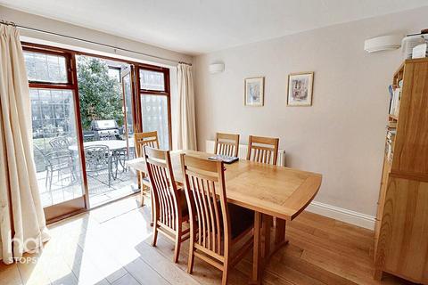 9 Ditton Green, Luton, LU2 8RU