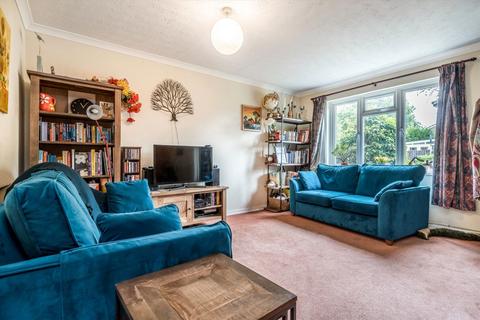 3 Gale Close, Hampton, TW12 3XP