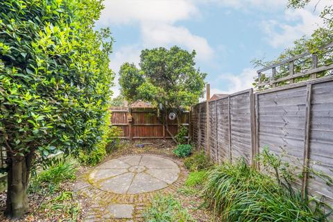 3 Gale Close, Hampton, TW12 3XP