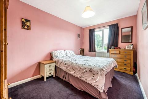 3 Gale Close, Hampton, TW12 3XP