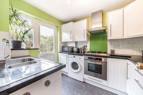 3 Gale Close, Hampton, TW12 3XP
