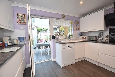 2 Grants Close, Wincanton, BA9 9NS