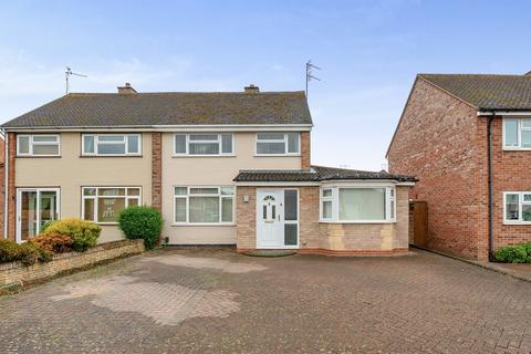 27 Two Hedges Road, Bishops Cleeve, Cheltenham, GL52 8DX