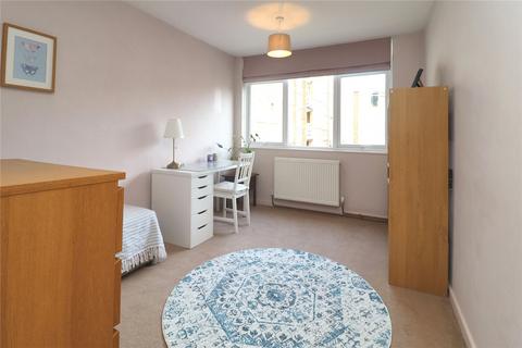 2 bedroom flat for sale, Radstone Court, Woking GU22