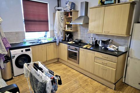 4 bedroom terraced house for sale, The Village Street, Leeds