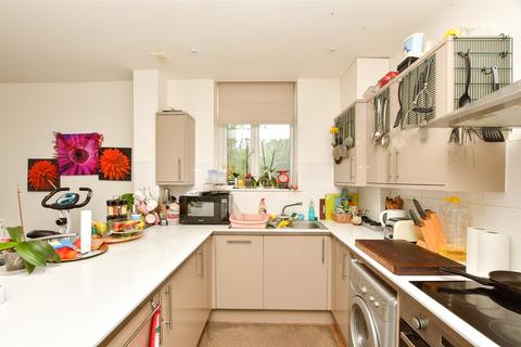 2 bedroom flat for sale, Wood Street, East Grinstead, West Sussex
