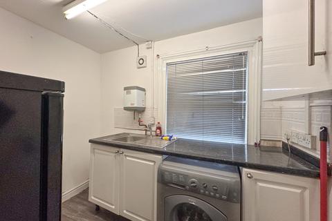 2 bedroom flat to rent, High Street, Stoke-On-Trent ST8