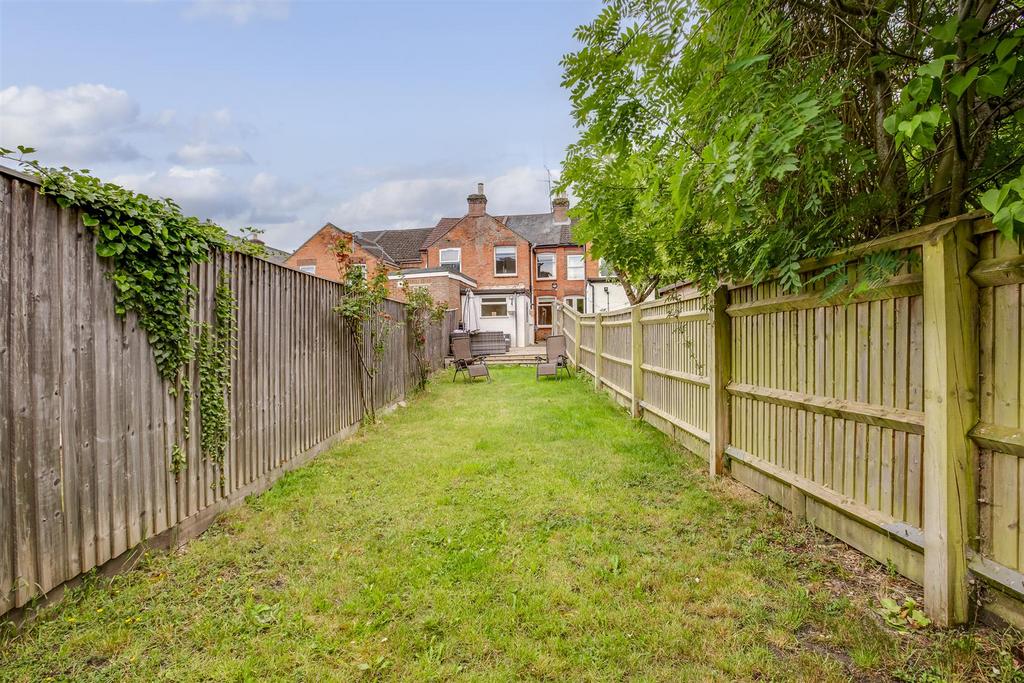 92 Oakridge Road, HP11 2 PL-11.jpg