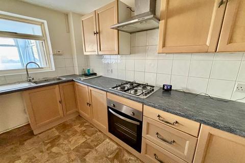 3 bedroom semi-detached house to rent, Robin Way, Staines-upon-Thames, TW18