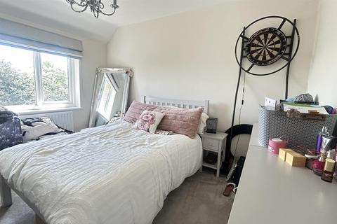 37 Castle Close, Stretton, Burton-on-trent, DE13 0WA