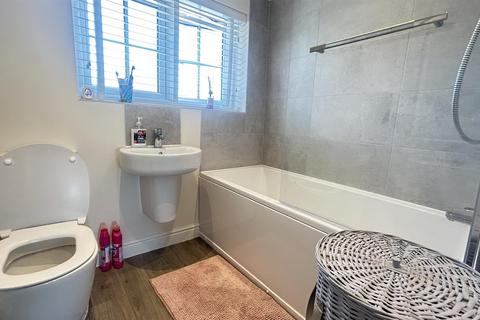 37 Castle Close, Stretton, Burton-on-trent, DE13 0WA