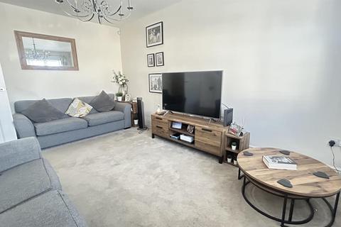 37 Castle Close, Stretton, Burton-on-trent, DE13 0WA