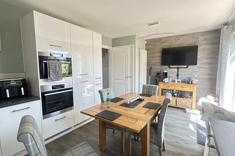 37 Castle Close, Stretton, Burton-on-trent, DE13 0WA
