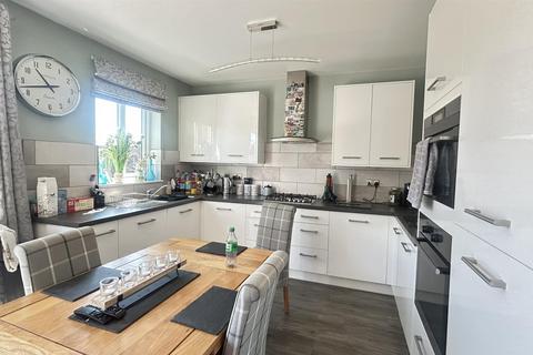 37 Castle Close, Stretton, Burton-on-trent, DE13 0WA