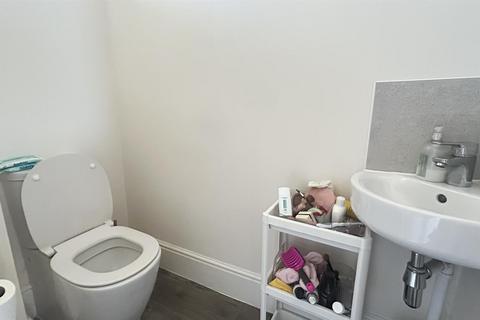 37 Castle Close, Stretton, Burton-on-trent, DE13 0WA