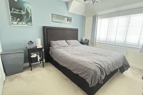 37 Castle Close, Stretton, Burton-on-trent, DE13 0WA