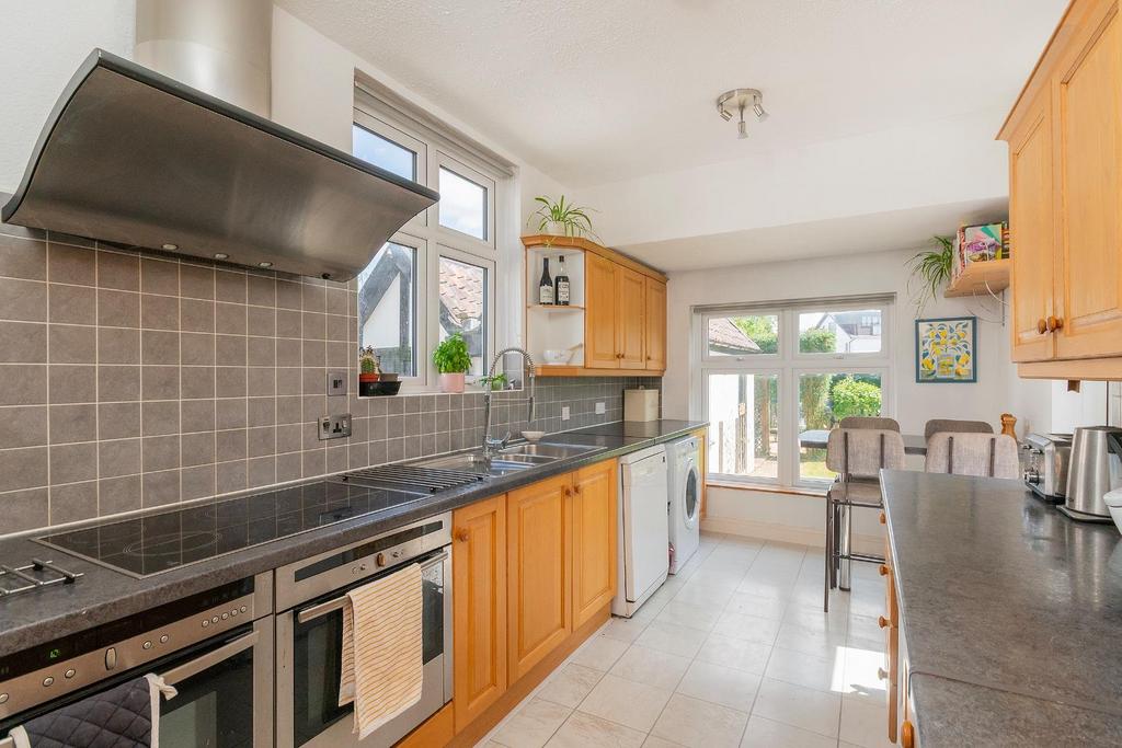 1 H0 V8 HE - Kitchen B.jpg
