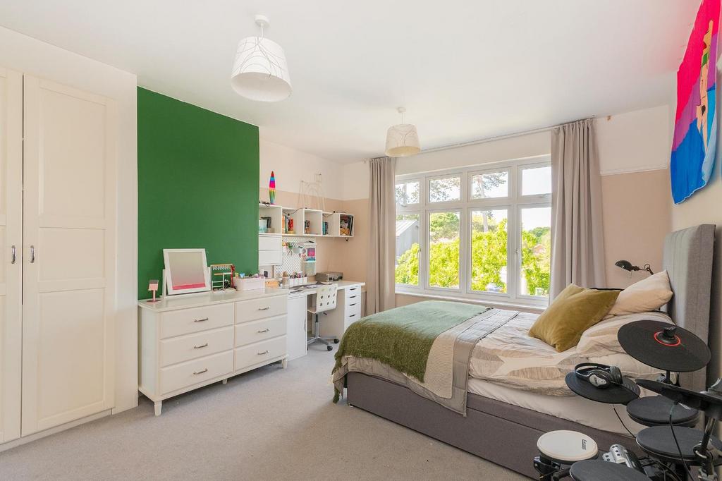 1 H0 V8 HE - Bedroom G.jpg