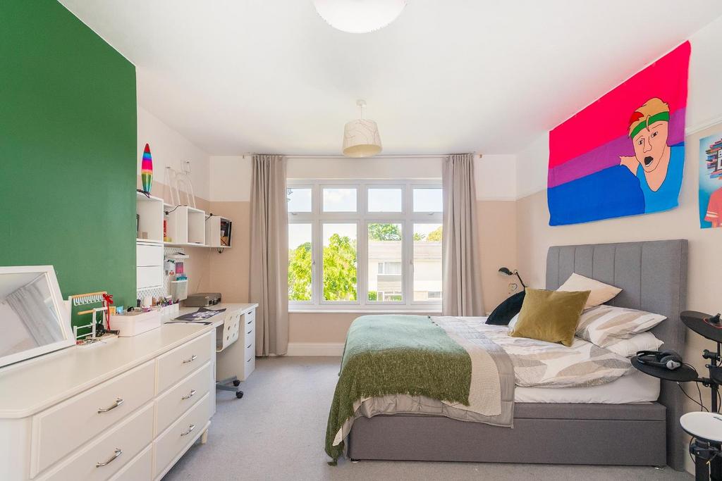 1 H0 V8 HE - Bedroom F.jpg