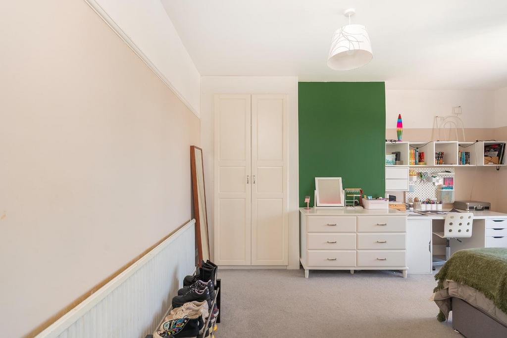 1 H0 V8 HE - Bedroom H.jpg