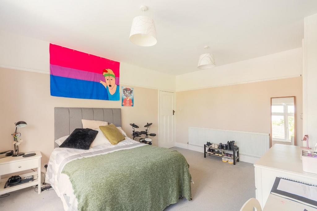 1 H0 V8 HE - Bedroom E.jpg