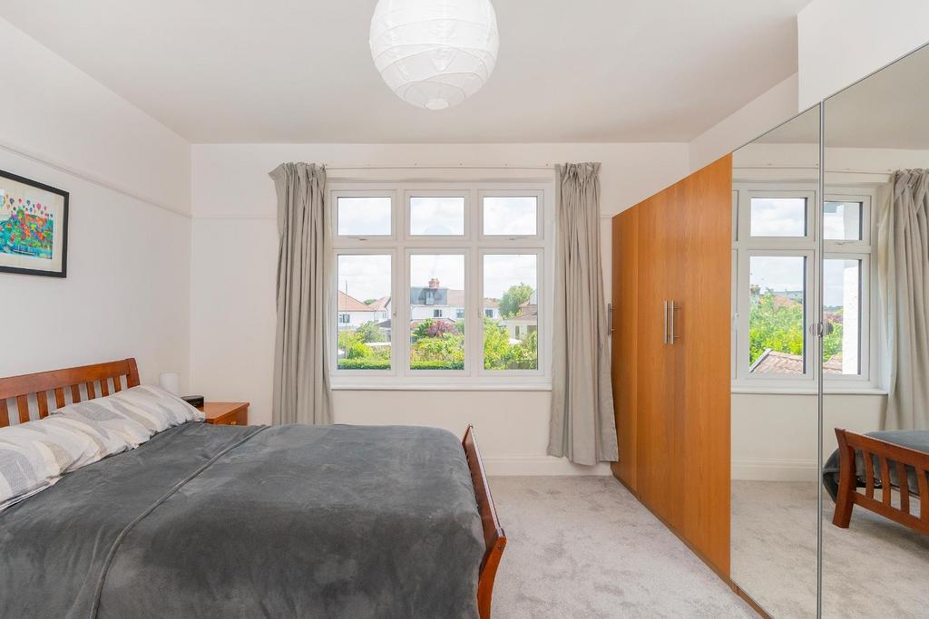 1 H0 V8 HE - Bedroom B.jpg