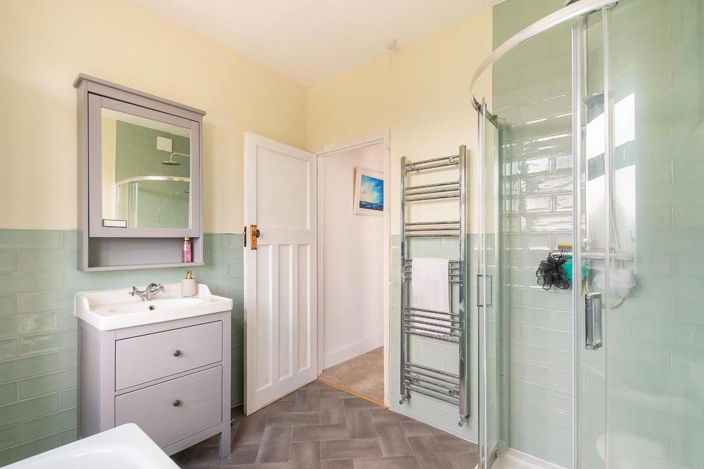1 H0 V8 HE - Bathroom A.jpg
