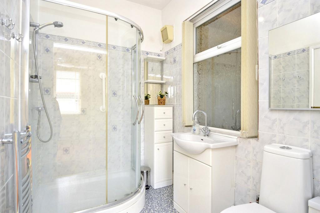 Bedroom 5 Ensuite